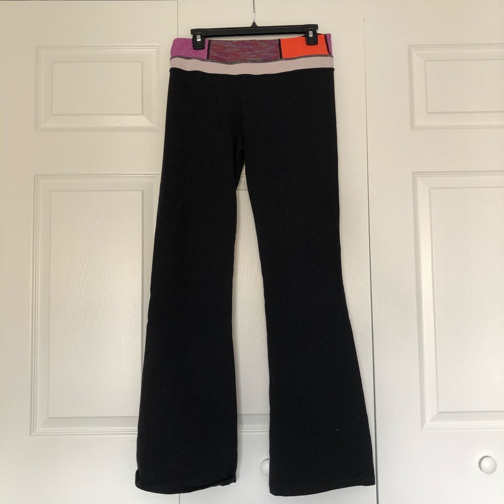 Black lululemon yoga pants size 8 with pink band